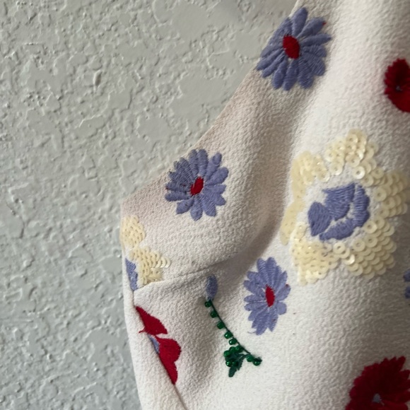 Embroidered floral top - Picture 5 of 8